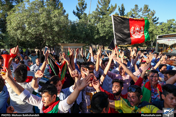 استقبال اهالی گلشهر از بازیکنان تیم ملی جوانان افغانستان -عکاس:محسن بخشنده/ شهرآرا
