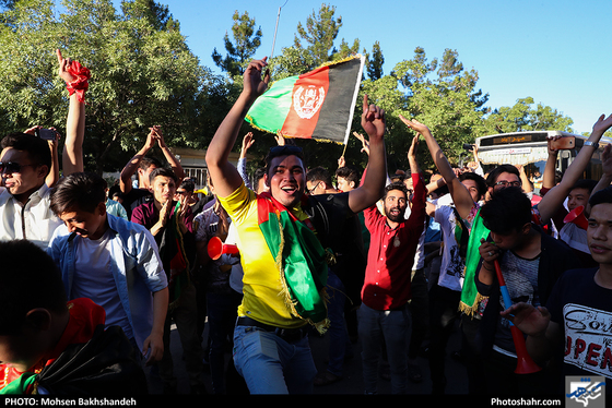 استقبال اهالی گلشهر از بازیکنان تیم ملی جوانان افغانستان -عکاس:محسن بخشنده/ شهرآرا