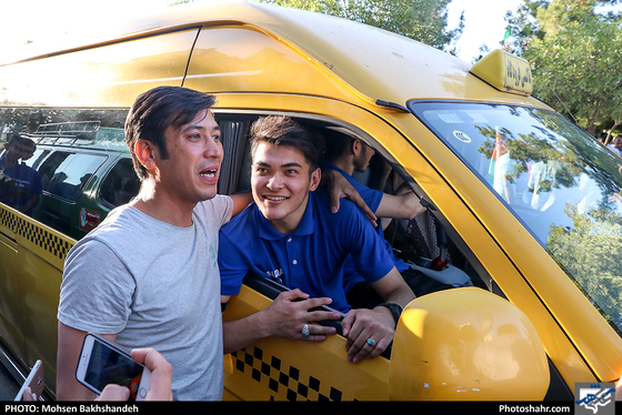 استقبال اهالی گلشهر از بازیکنان تیم ملی جوانان افغانستان -عکاس:محسن بخشنده/ شهرآرا