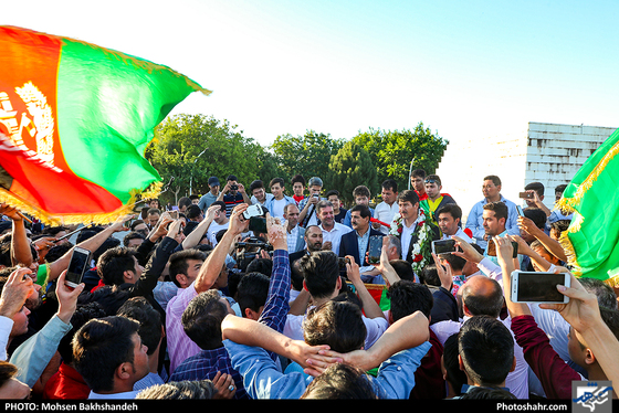 استقبال اهالی گلشهر از بازیکنان تیم ملی جوانان افغانستان -عکاس:محسن بخشنده/ شهرآرا