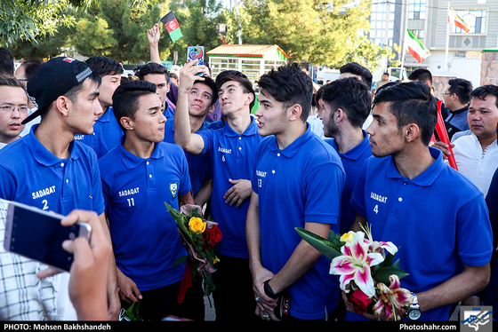 استقبال اهالی گلشهر از بازیکنان تیم ملی جوانان افغانستان -عکاس:محسن بخشنده/ شهرآرا