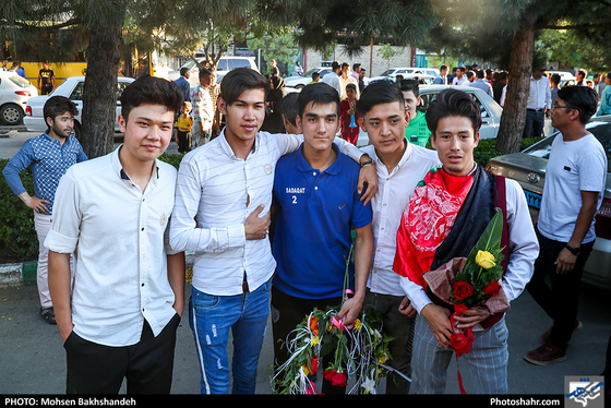 استقبال اهالی گلشهر از بازیکنان تیم ملی جوانان افغانستان -عکاس:محسن بخشنده/ شهرآرا