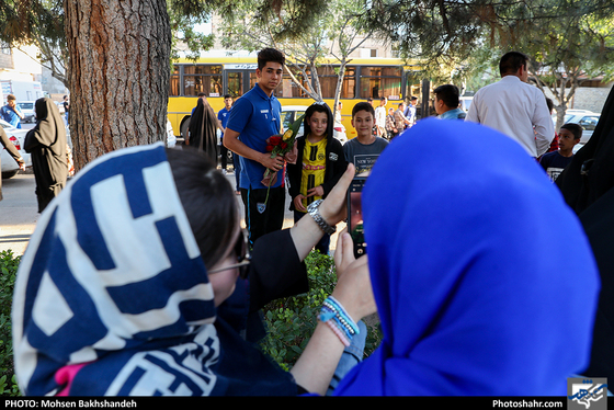 استقبال اهالی گلشهر از بازیکنان تیم ملی جوانان افغانستان -عکاس:محسن بخشنده/ شهرآرا