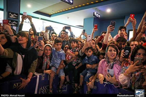 اکران مردمی فیلم «سرخ پوست» در مشهد با حضور نوید محمدزاده / عکس: احمد حسنی / شهرآرا