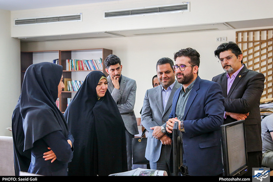 بازدید بتول گندمی از موسسه فرهنگی شهرآرا-عکاس: سعید گلی/ شهرآرا