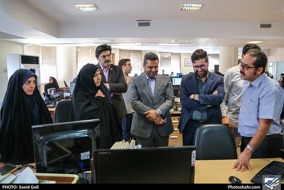 بازدید بتول گندمی از موسسه فرهنگی شهرآرا-عکاس: سعید گلی/ شهرآرا