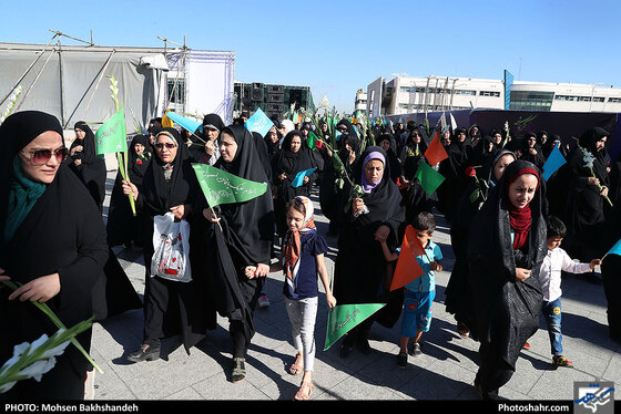 گلباران حرم مطهر رضوی در روز میلاد حضرت معصومه سلام الله علیها / عکس: محسن بخشنده / شهرآرا