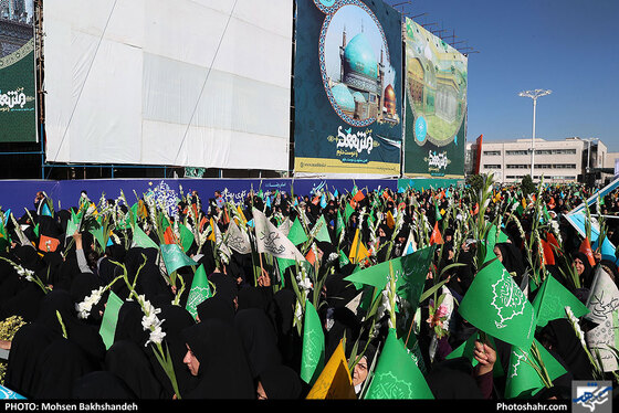 گلباران حرم مطهر رضوی در روز میلاد حضرت معصومه سلام الله علیها / عکس: محسن بخشنده / شهرآرا