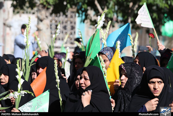گلباران حرم مطهر رضوی در روز میلاد حضرت معصومه سلام الله علیها / عکس: محسن بخشنده / شهرآرا