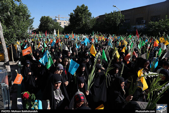 گلباران حرم مطهر رضوی در روز میلاد حضرت معصومه سلام الله علیها / عکس: محسن بخشنده / شهرآرا
