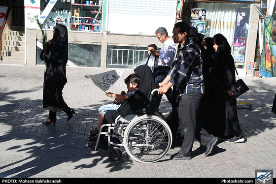 گلباران حرم مطهر رضوی در روز میلاد حضرت معصومه سلام الله علیها / عکس: محسن بخشنده / شهرآرا