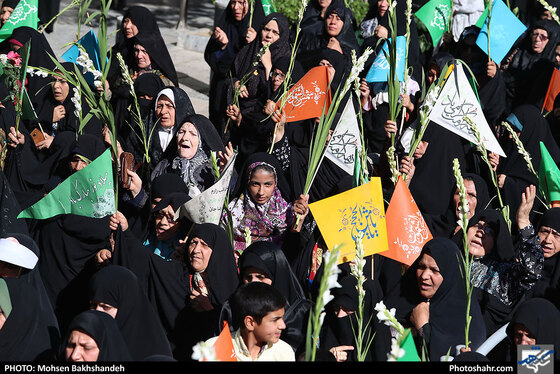 گلباران حرم مطهر رضوی در روز میلاد حضرت معصومه سلام الله علیها / عکس: محسن بخشنده / شهرآرا