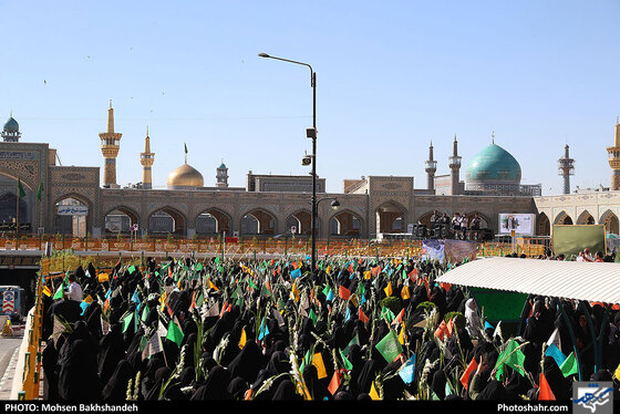 گلباران حرم مطهر رضوی در روز میلاد حضرت معصومه سلام الله علیها / عکس: محسن بخشنده / شهرآرا