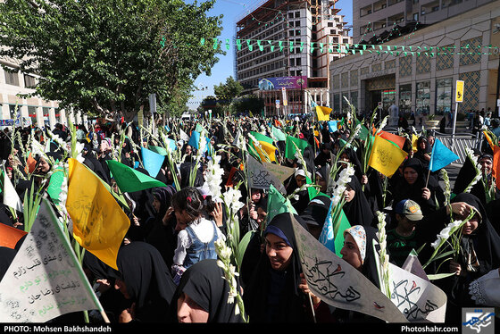 گلباران حرم مطهر رضوی در روز میلاد حضرت معصومه سلام الله علیها / عکس: محسن بخشنده / شهرآرا