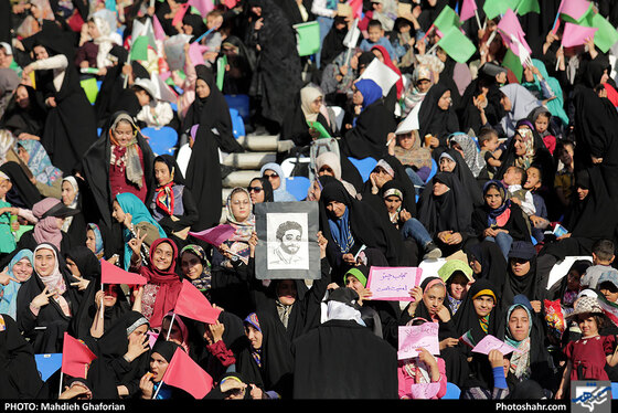 جشن 25 هزار نفری دختران انقلاب در ورزشگاه امام رضا (ع) / عکس مهدیه غفوریان / شهرآرا