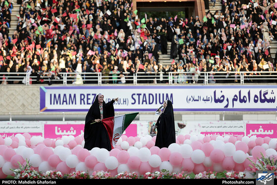 جشن 25 هزار نفری دختران انقلاب در ورزشگاه امام رضا (ع) / عکس مهدیه غفوریان / شهرآرا
