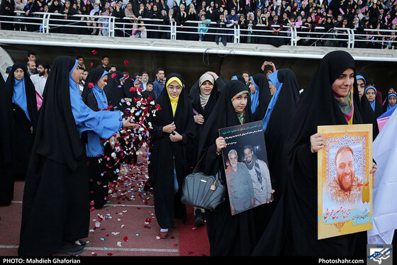 جشن 25 هزار نفری دختران انقلاب در ورزشگاه امام رضا (ع) / عکس مهدیه غفوریان / شهرآرا