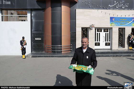 مراسم آزادسازی زندانیان جرائم غیرعمد توسط خادمین حرم مطهر رضوی/ عکس: محسن بخشنده / شهرآرا