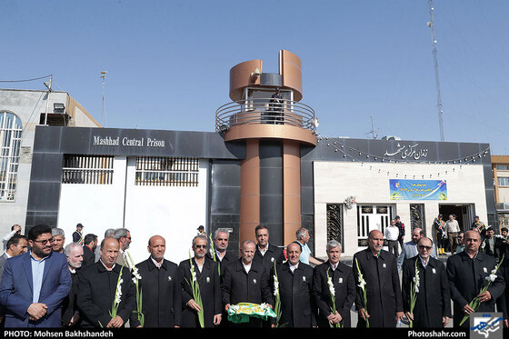 مراسم آزادسازی زندانیان جرائم غیرعمد توسط خادمین حرم مطهر رضوی/ عکس: محسن بخشنده / شهرآرا