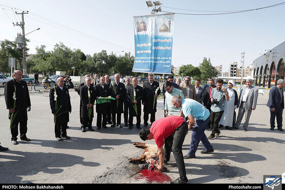 مراسم آزادسازی زندانیان جرائم غیرعمد توسط خادمین حرم مطهر رضوی/ عکس: محسن بخشنده / شهرآرا