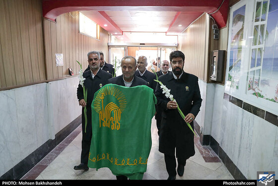 مراسم آزادسازی زندانیان جرائم غیرعمد توسط خادمین حرم مطهر رضوی/ عکس: محسن بخشنده / شهرآرا