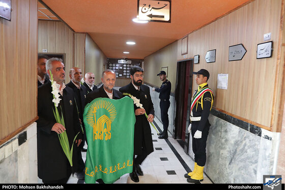 مراسم آزادسازی زندانیان جرائم غیرعمد توسط خادمین حرم مطهر رضوی/ عکس: محسن بخشنده / شهرآرا