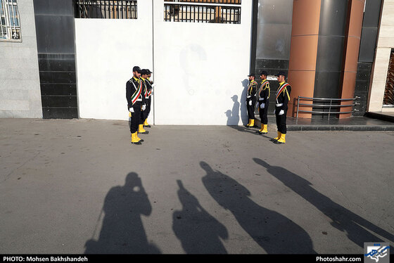 مراسم آزادسازی زندانیان جرائم غیرعمد توسط خادمین حرم مطهر رضوی/ عکس: محسن بخشنده / شهرآرا