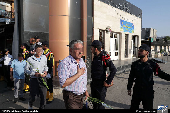 مراسم آزادسازی زندانیان جرائم غیرعمد توسط خادمین حرم مطهر رضوی/ عکس: محسن بخشنده / شهرآرا