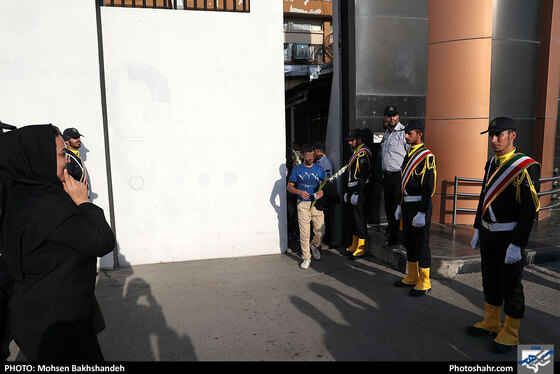 مراسم آزادسازی زندانیان جرائم غیرعمد توسط خادمین حرم مطهر رضوی/ عکس: محسن بخشنده / شهرآرا