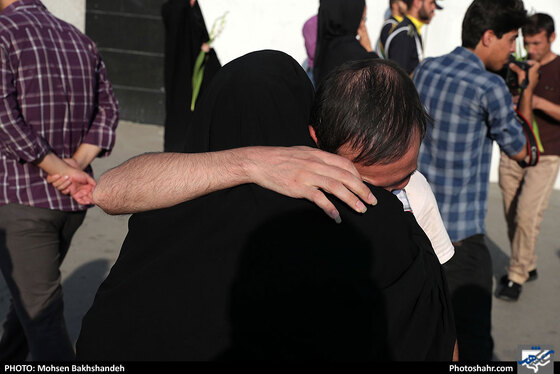مراسم آزادسازی زندانیان جرائم غیرعمد توسط خادمین حرم مطهر رضوی/ عکس: محسن بخشنده / شهرآرا