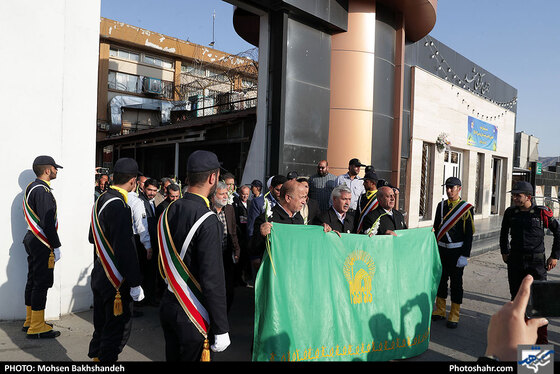 مراسم آزادسازی زندانیان جرائم غیرعمد توسط خادمین حرم مطهر رضوی/ عکس: محسن بخشنده / شهرآرا