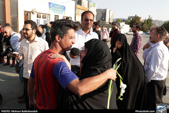 مراسم آزادسازی زندانیان جرائم غیرعمد توسط خادمین حرم مطهر رضوی/ عکس: محسن بخشنده / شهرآرا