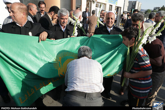 مراسم آزادسازی زندانیان جرائم غیرعمد توسط خادمین حرم مطهر رضوی/ عکس: محسن بخشنده / شهرآرا
