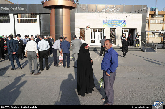 مراسم آزادسازی زندانیان جرائم غیرعمد توسط خادمین حرم مطهر رضوی/ عکس: محسن بخشنده / شهرآرا