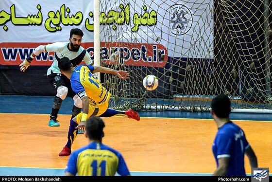 لیگ برتر فوتسال/ مسابقه فرش آرا مشهد و هایپر شهر شاهین شهر‎ - عکس : محسن بخشنده / شهرآرا