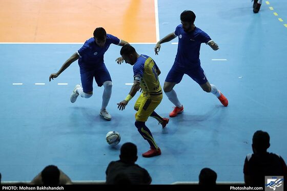 لیگ برتر فوتسال/ مسابقه فرش آرا مشهد و هایپر شهر شاهین شهر‎ - عکس : محسن بخشنده / شهرآرا