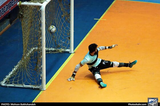 لیگ برتر فوتسال/ مسابقه فرش آرا مشهد و هایپر شهر شاهین شهر‎ - عکس : محسن بخشنده / شهرآرا