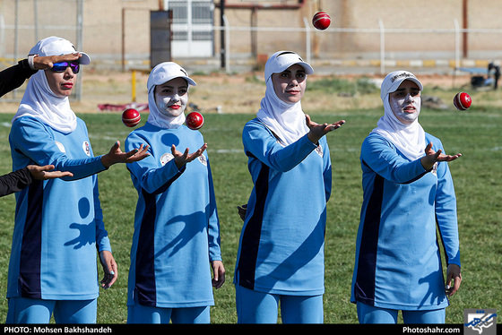 مسابقات قهرمانی کریکت بانوان کشور - عکاس: محسن بخشنده / شهرآرا