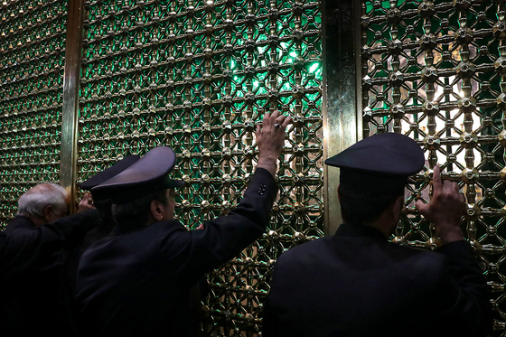 مراسم خطبه خوانی شب عاشورا در حرم مطهر رضوی