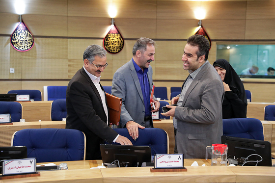 از راست به چپ بتول گندمی، محمدهادی مهدی نیا، محمد حاجیان شهری، محمدحسین ودیعی در هفتاد و دومین جلسه علنی شورای اسلامی شهر مشهد در حال گفت و گو هستند.