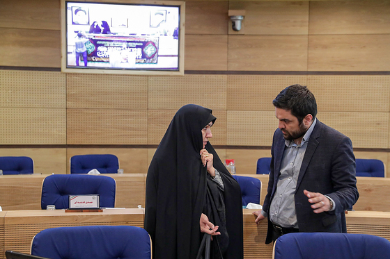 حسین احمد نژاد و بتول گندمی در هفتاد و دومین جلسه علنی شورای اسلامی شهر مشهد.