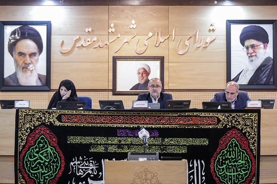 از راست به چپ علیرضا شهریاری، محمدرضا حیدری و شهناز رمارم در هفتاد و دومین جلسه علنی شورای اسلامی شهر مشهد