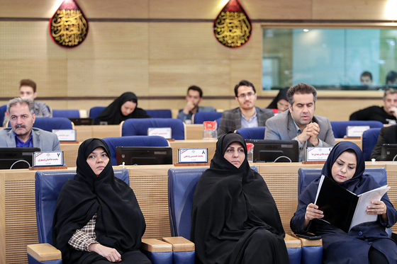 از چپ به راست، مریم علیزاده مدیر امور شورای شهر مشهد و زری جراح مدیر کل منابع انسانی شهرداری مشهد در هفتاد و دومین جلسه علنی شورای شهر مشهد.