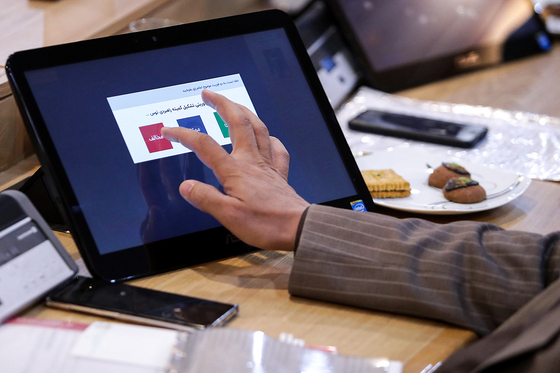 لحظه‌ی رای گیری در هفتاد و دومین جلسه علنی شورای اسلامی شهر مشهد.