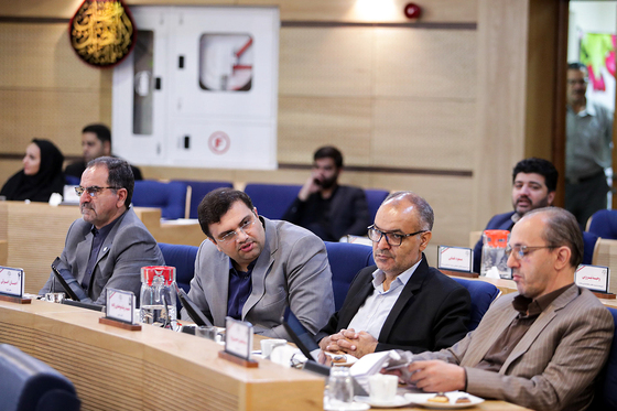 اعضای شواری اسلامی شهر مشهد در حال گفت و گو در هفتاد و دومین جلسه علنی این شورا.