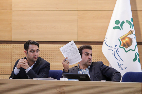 از راست خلیل‌ الله کاظمی معاون عمران، حمل ونقل وترافیک شهرداری مشهد در هفتاد و دومین جلسه علنی شورای اسلامی شهر مشهد.