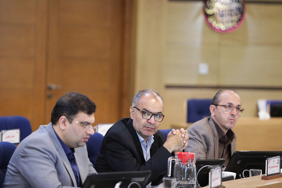 از راست به چپ سیدمحسن حسینی پویا، حمیدرضا موحدی زاده و احسان اصولی در هفتاد و دومین جلسه علنی شورای اسلامی شهر مشهد.