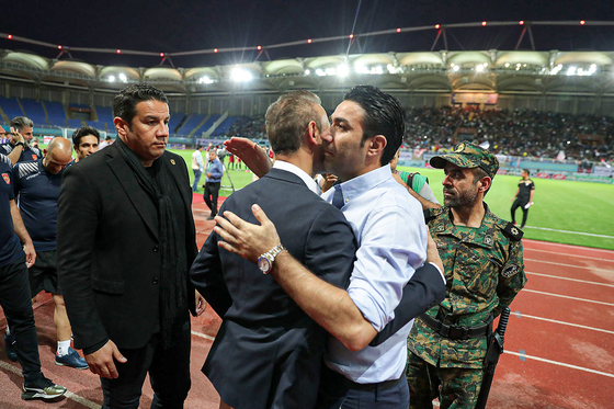  جواد نکونام سرمربی فولاد خوزستان ، یحی گل محمدی را در آغوش گرفته است