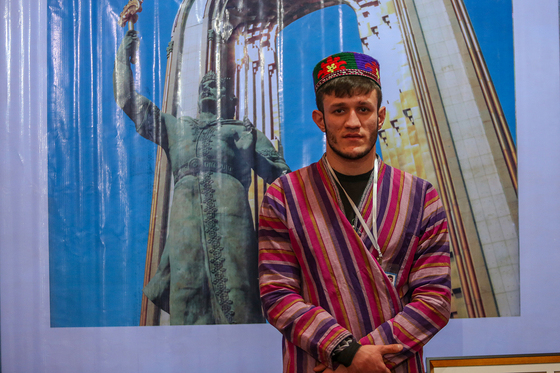 محمد خواجه‌اف 23 ساله، دانشجوی مقطع کارشناسی اقتصاد از دوشنبه تاجیکستان