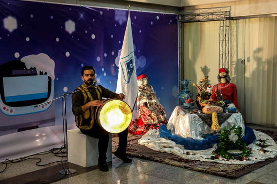 جشن یلدا در قطارشهری مشهد